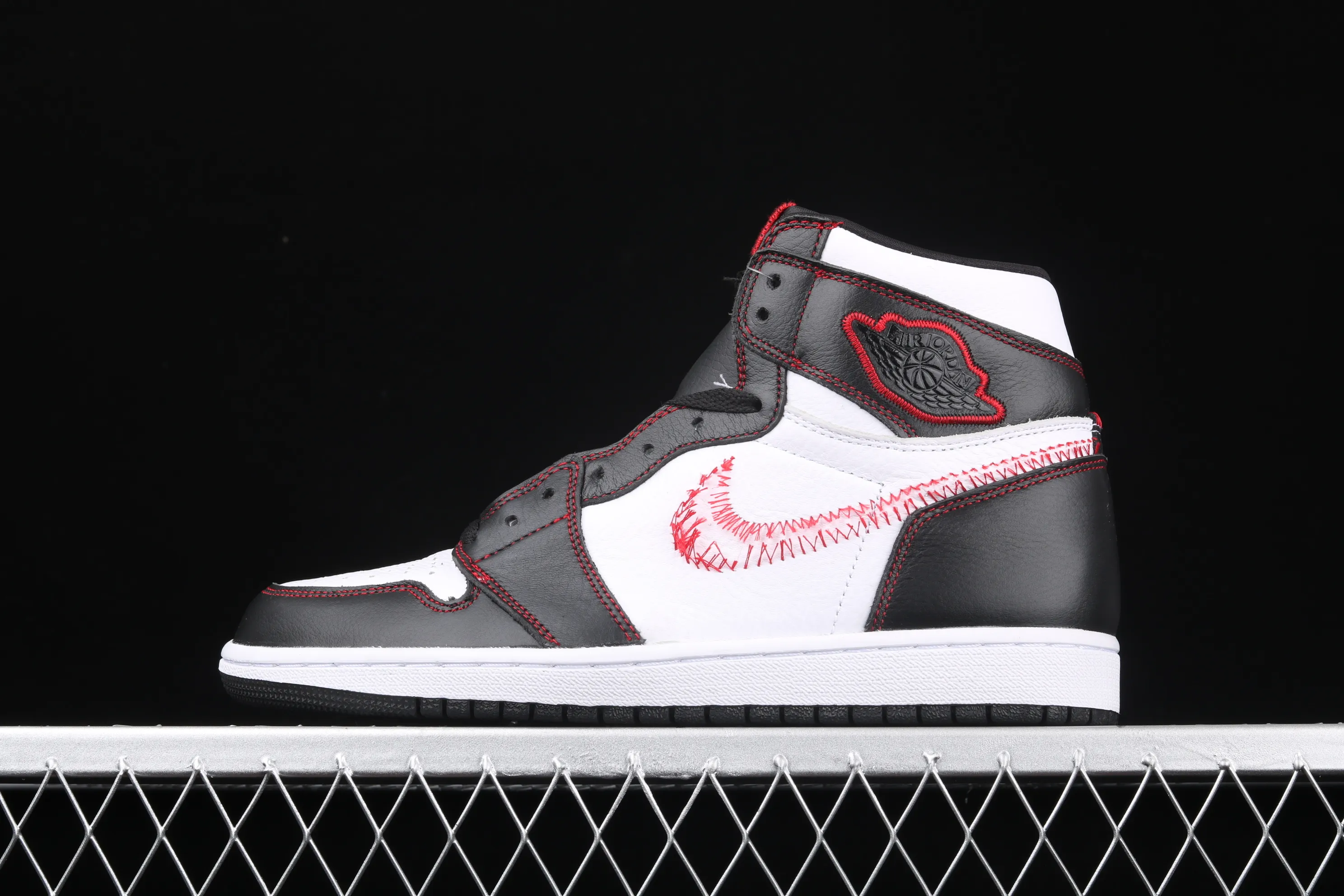 All categories Air Jordan Jordan series basketball shoes Air Jordan 1 High cost-effective version Air Jordan 1 "Dynamic Yellow" AJ1 black and white contrast stitching hook basketball shoes CD6579-071
